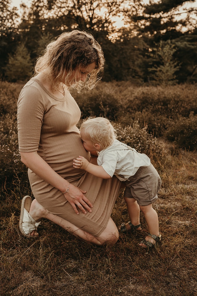 kellygoovaertsfotografie-mama-kus-buik.jpg