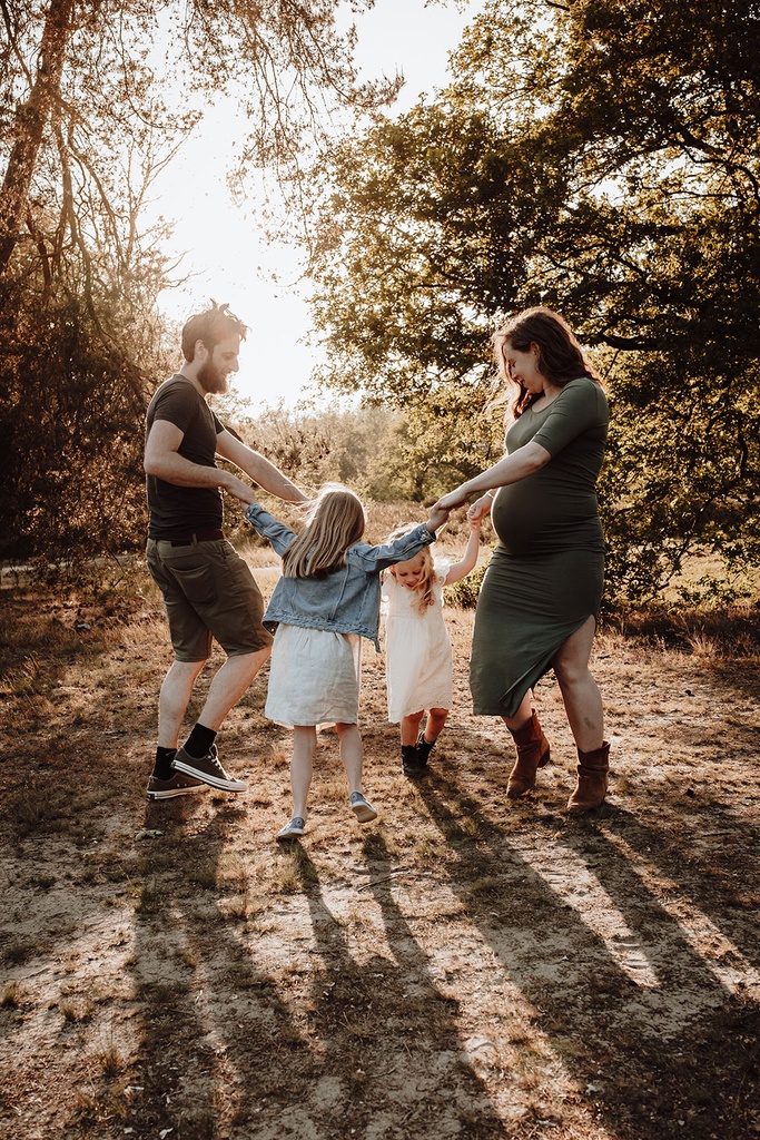 kellygoovaertsfotografie-gezin-dansen.jpg